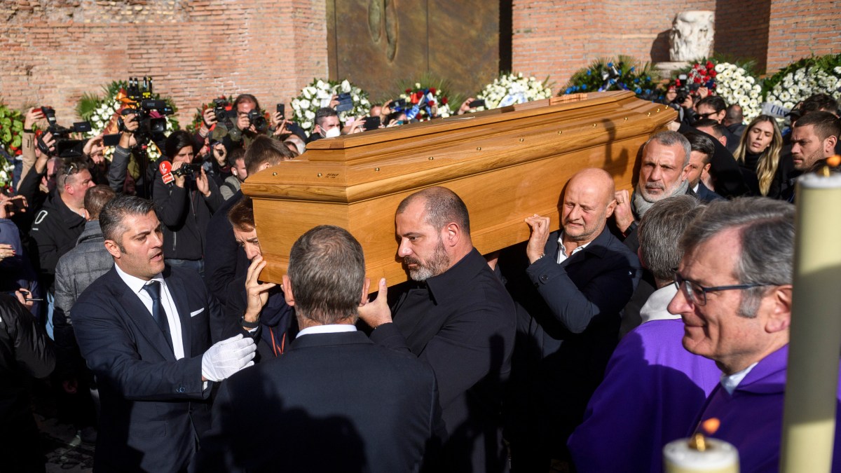 Farewell to Sinisa Mihajlovic as Mancini, Totti and Baresi join funeral ...
