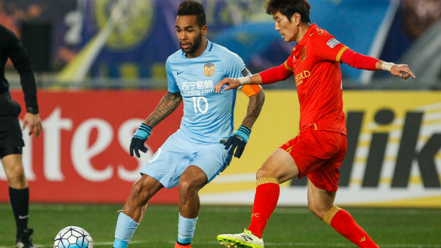 Kim Jae-Sung competes for the ball with Jiangsu striker Alex Teixeira.