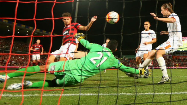 Dario Vidosic scores the Wanderers' extra-time winner against Brisbane.