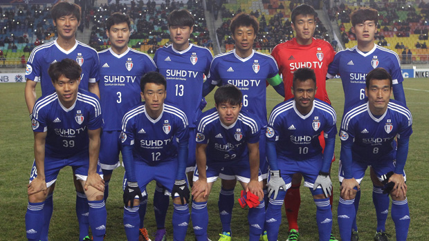 Suwon Bluewings pose for a team photo prior to their ACL clash with Gamba Osaka.