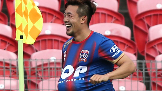Lee Ki-Je has extended his contract with the Newcastle Jets.