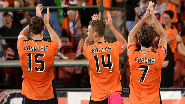 Brisbane Roar players thank their supporters following their final home game of the regular season.