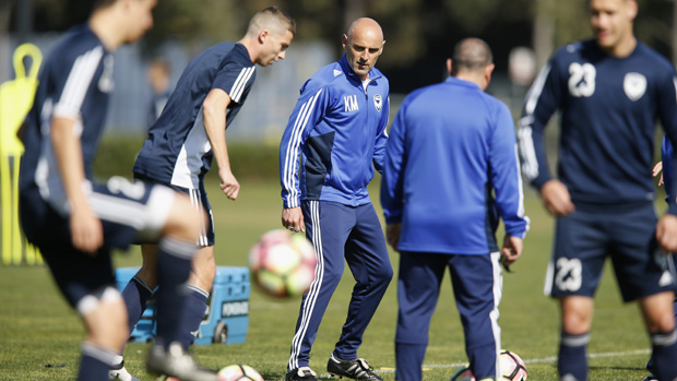 Kevin Muscat casts his eye over a Melbourne Victory training session.
