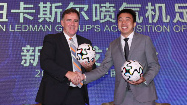 Jets CEO Lawrie McKinna with Jia Yuan from the '12th Man' football app. Images courtesy Newcastle Jets